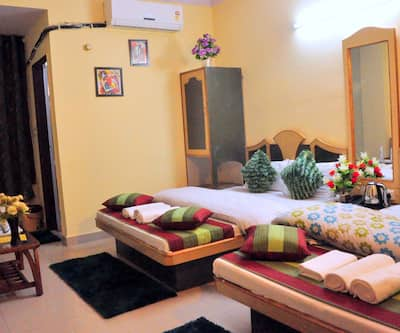 https://imgcld.yatra.com/ytimages/image/upload/t_hotel_yatra_city_desktop/v1432811871/Domestic Hotels/Hotels_New Delhi/Cottage Ganga Inn/deluxe_43.jpg